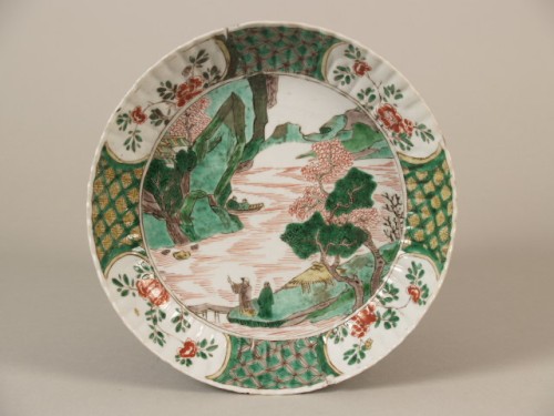 Schaal met decor van meerlandschap in de bergen met figuren, famille verte