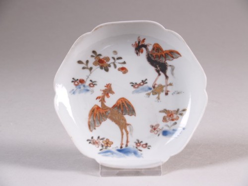Schoteltje met geschulpte rand en polychroom decor van 2 struisvogels met kikker