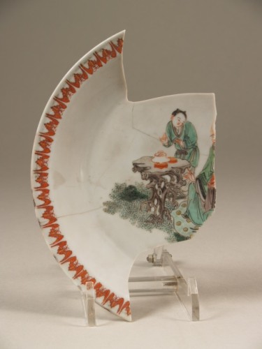 Scherf van bordje met decor van figuren, famille verte