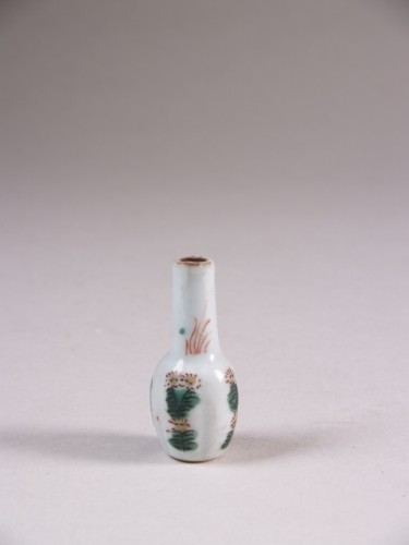 Miniatuurfles met polychroom decor van waterplanten, famille verte