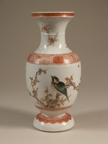 Vaas met melk-en-bloed decor van vogel op prunus