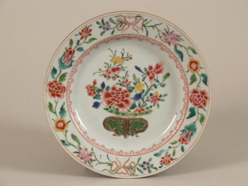 Bord met decor van bloemenvaas, famille rose