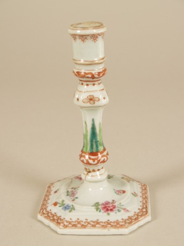 Kandelaar met decor van bloemtakjes en bladeren, famille rose