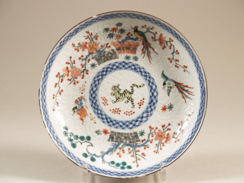 Schaal met decor van bloemen, tijger en vogels, in kakiemon-stijl