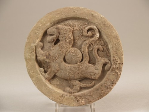 Nokdakpan, fragment, met in reliëf een leeuw