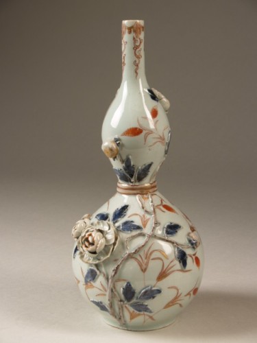 Knobbelfles met decor van rozen in reliëf, imari