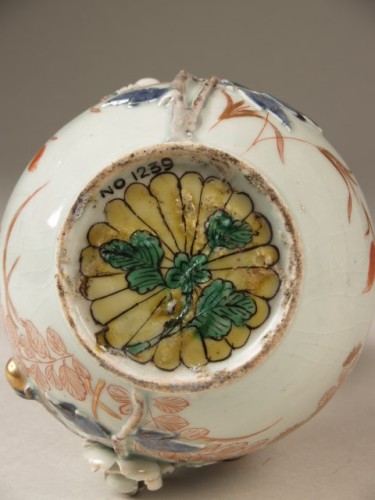Knobbelfles met decor van rozen in reliëf, imari
