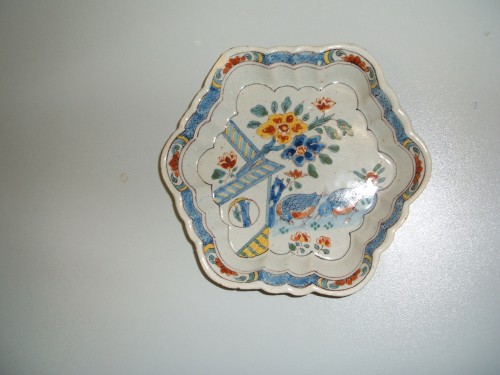 Zeskantige schaal met chinoiserie decor