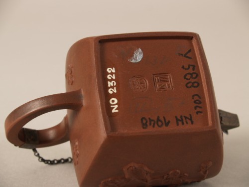 Theepot, vierhoekig, met decor van bloeiende ranken