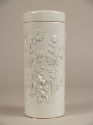 Pot met deksel met decor van bloemranken in reliëf