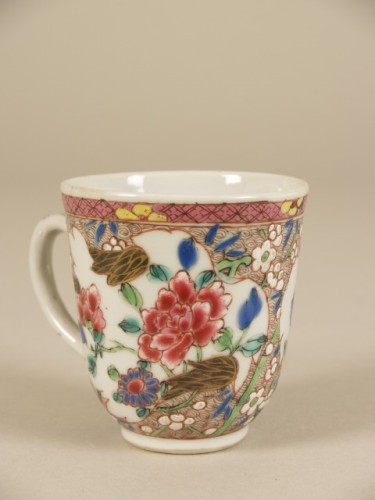 Kop met oor en met decor van bloemmotieven, famille rose