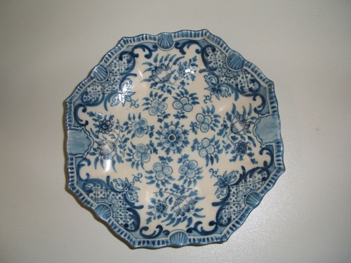 Zeskantige schaal met ornamentaal decor