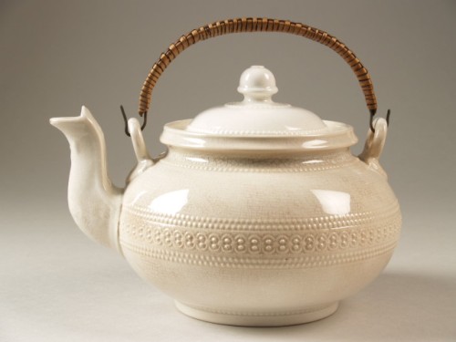 Waterketel, crèmekleurig, met decor van ingestempelde ornamenten