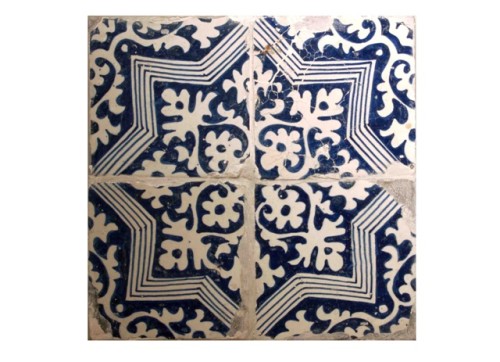 Tegelveld met een blauwwit ornamentdecor
