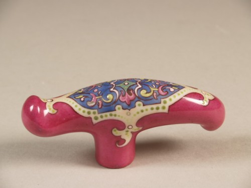 Handvat met decor van cartouche met krullende ranken