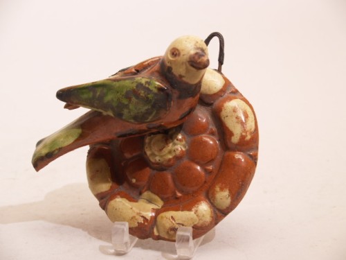 Wandplastiek in vorm van polychrome vogel