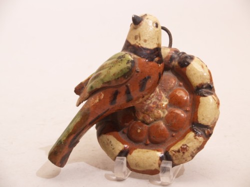 Wandplastiek in vorm van polychrome vogel