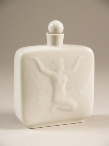 Fles met dop met in reliëf decor van zittende vrouw en opstijgende gans