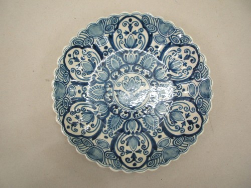 Bord met ornamentaal-floraal decor