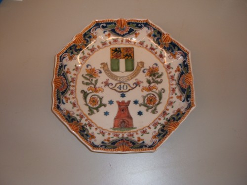 Achtkantige schaal met polychroom decor