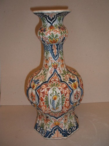 Fles met polychroom ornamentaal decor