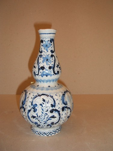 Fles met ornamentaal-floraal decor
