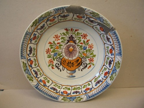 Schotel met ornamentaal-floraal decor