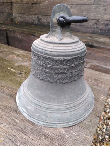 Kerkklok met ophangoog en met decor van 2 vegetale ornamentfriezen en opschrift 'Soli Deo Gloria Anno 1732'