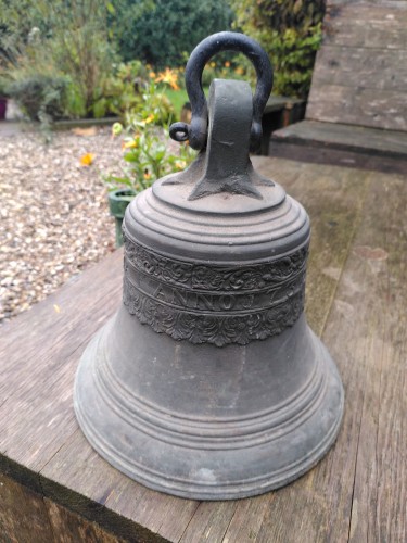 Kerkklok met ophangoog en met decor van 2 vegetale ornamentfriezen en opschrift 'Soli Deo Gloria Anno 1732'