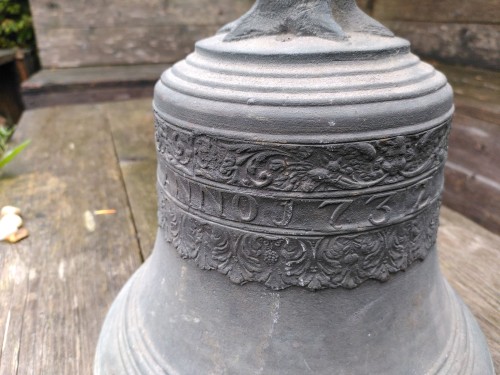 Kerkklok met ophangoog en met decor van 2 vegetale ornamentfriezen en opschrift 'Soli Deo Gloria Anno 1732'
