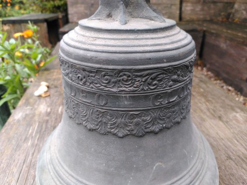 Kerkklok met ophangoog en met decor van 2 vegetale ornamentfriezen en opschrift 'Soli Deo Gloria Anno 1732'