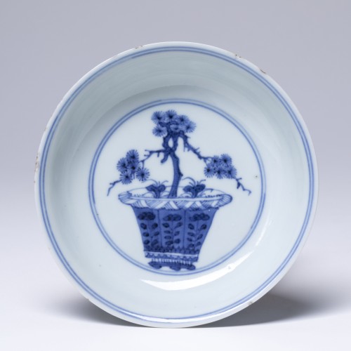 Schotel met een decor in onderglazuur blauw