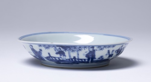 Schotel met een decor in onderglazuur blauw