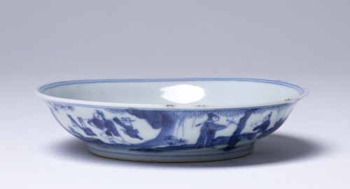Schotel met een decor in onderglazuur blauw
