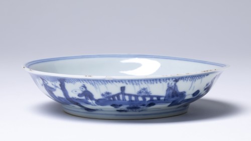 Schotel met een decor in onderglazuur blauw