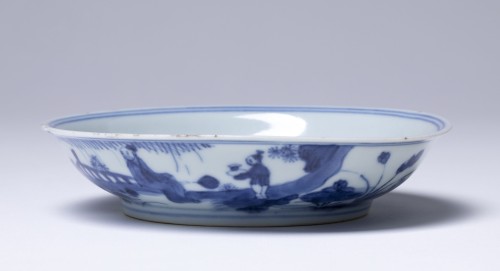 Schotel met een decor in onderglazuur blauw