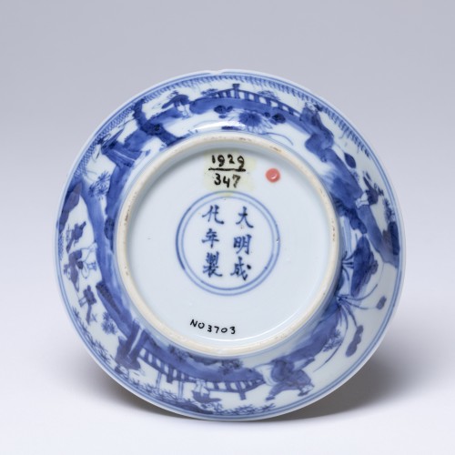 Schotel met een decor in onderglazuur blauw