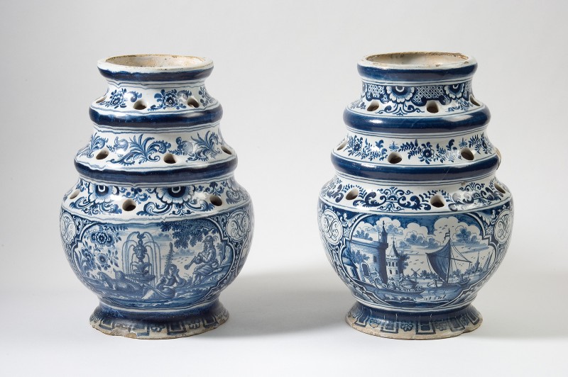 Bloemhouder met blauwwit decor van landschappen en ornamenten