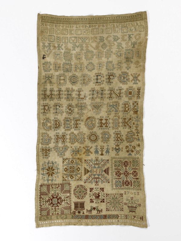 Lettermerklap met alfabet, letters in twee kleuren, deels opengewerkt, jaartallen 1708 en 1711