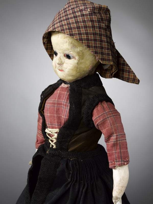 Geruite muts met geruite zondoek, onderdeel kleding pop in Hindelooper kostuum van ongehuwde vrouw