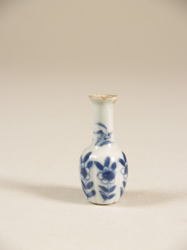 Miniatuurfles met decor van staande bloemen in onderglazuur blauw op de geribbelde buik