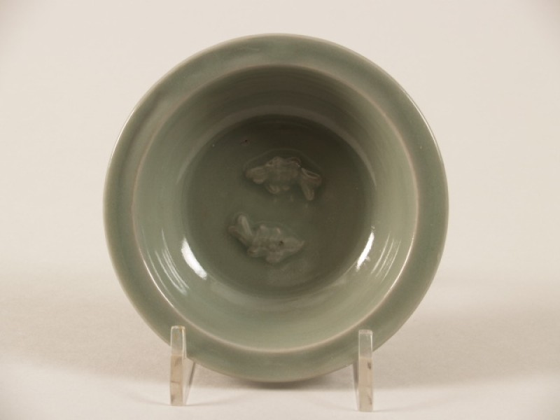 Schaal met decor van 2 vissen in reliëf, celadon