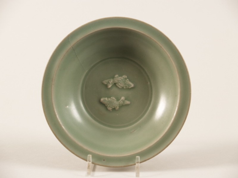 Schaal met decor van 2 vissen in reliëf, celadon