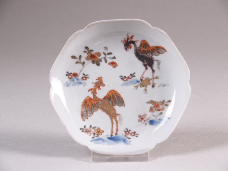 Schoteltje met geschulpte rand en polychroom decor van 2 struisvogels met kikker