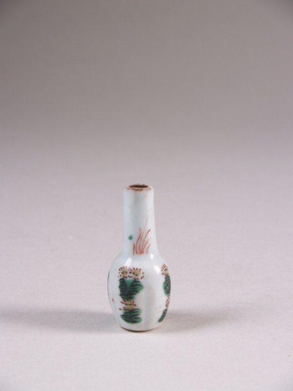 Miniatuurfles met polychroom decor van waterplanten, famille verte
