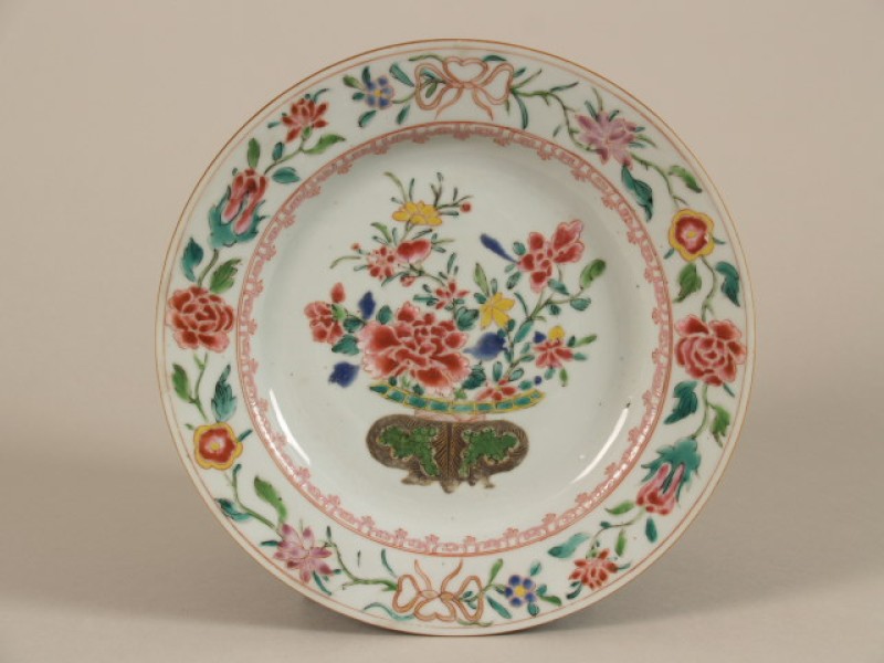 Bord met decor van bloemenvaas, famille rose