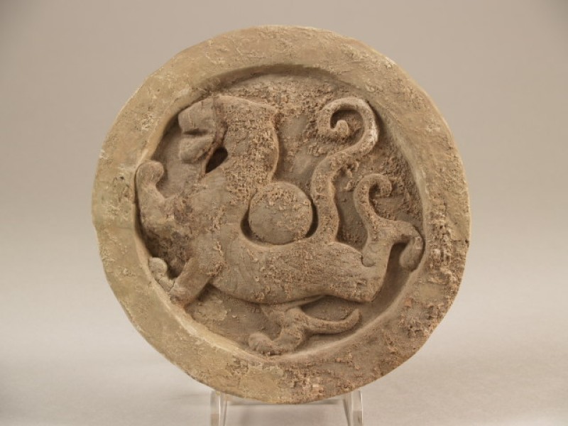 Nokdakpan, fragment, met in reliëf een leeuw