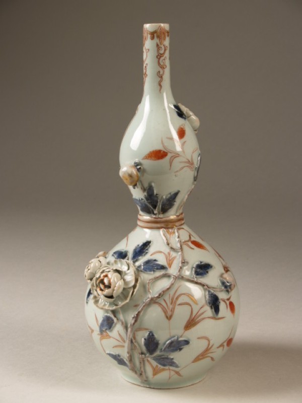 Knobbelfles met decor van rozen in reliëf, imari