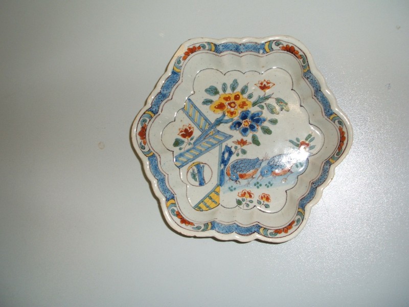 Zeskantige schaal met chinoiserie decor
