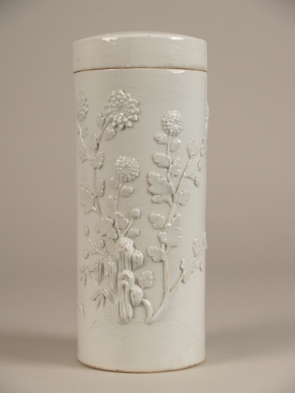 Pot met deksel met decor van bloemranken in reliëf